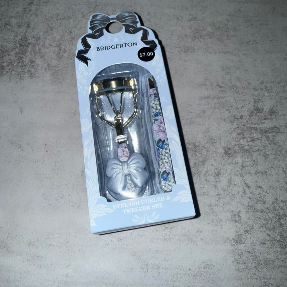 Bridgerton eyelash curler and tweezers set